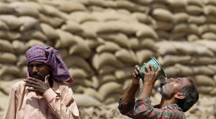 Ινδία: Τουλάχιστον 56 άτομα έχασαν τη ζωή τους λόγω καύσωνα Ινδία: Τουλάχιστον 56 άτομα έχασαν τη ζωή τους λόγω καύσωνα