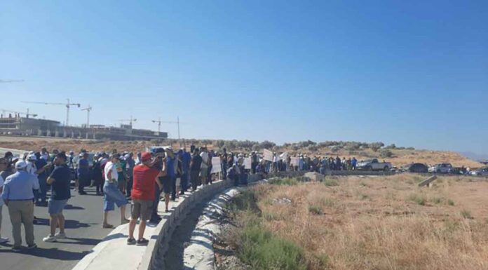 Ξεχείλισε το ποτήρι της οργής στο Αρκαλοχώρι που «αργοσβήνει» – «Το υπουργείο Υποδομών μας… τρολάρει – Ως εδώ!» (vid)