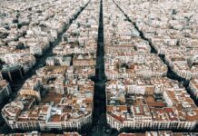 Η στεγαστική κρίση, ο υπερτουρισμός και τα διδάγματα της Βαρκελώνης