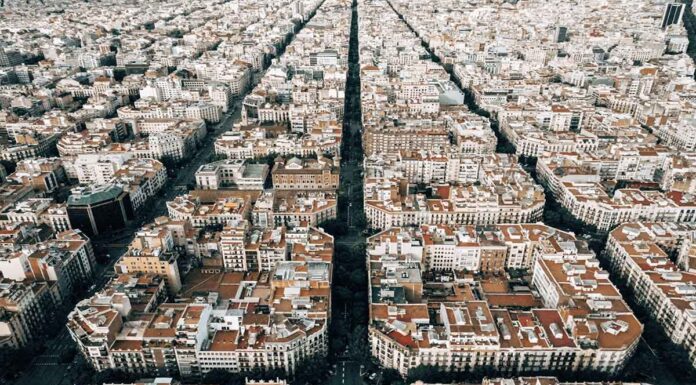 Η στεγαστική κρίση, ο υπερτουρισμός και τα διδάγματα της Βαρκελώνης