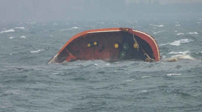 Τεράστια οικολογική καταστροφή- Ανατράπηκε δεξαμενόπλοιο με 1,5 εκατ. λίτρα πετρελαίου (Βίντεο)