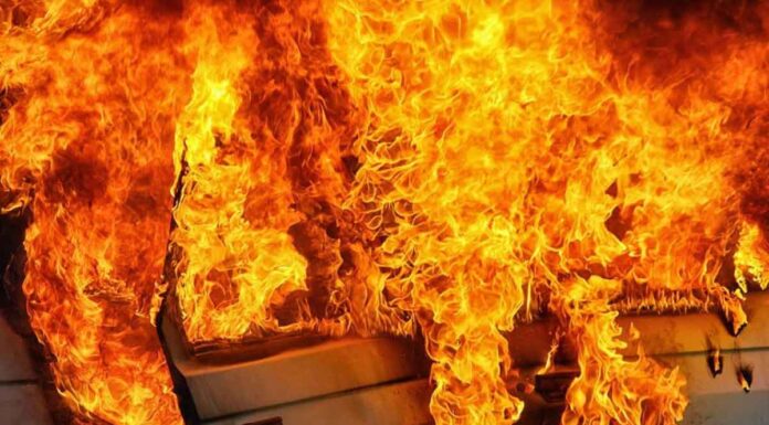 Ηράκλειο: Τους απεγκλώβισε από το φλεγόμενο όχημα και βρήκε τον μπελά του (βίντεο)