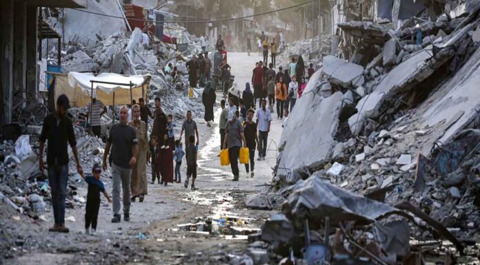 Το Ισραήλ καλεί σε εκκένωση της Γάζας, ενώ το σφυροκόπημα συνεχίζεται Εκτοπισμένοι Παλαιστίνιοι στη Γάζα (AP Photo/Jehad Alshrafi)