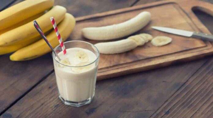 Φτιάξε και εσύ το πιο εύκολο milshake μπανάνα με μόνο 2 υλικά milshake μπανάνα με μόνο 2 υλικά