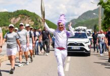 Ολυμπιακοί Αγώνες: Με τραβεστί μεταφέρουν την Ολυμπιακή Φλόγα στο Παρίσι (βίντεο)