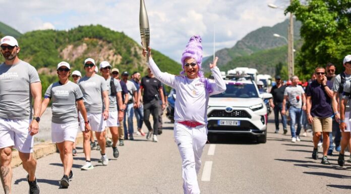 Ολυμπιακοί Αγώνες: Με τραβεστί μεταφέρουν την Ολυμπιακή Φλόγα στο Παρίσι (βίντεο)