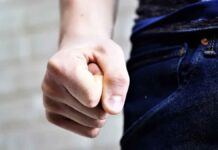 Άγριος ξυλοδαρμός 40χρονης μπροστά στο παιδί της