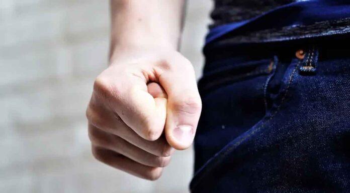 Άγριος ξυλοδαρμός 40χρονης μπροστά στο παιδί της