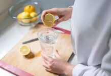 Νερό με λεμόνι: Τα οφέλη για την υγεία μας αν πίνουμε ένα ποτήρι κάθε πρωί Ένα ποτήρι νερό με λεμόνι το πρωί μπορεί να βοηθήσει στην πέψη και να ενισχύσει τα επίπεδα βιταμίνης C στον οργανισμό μας.