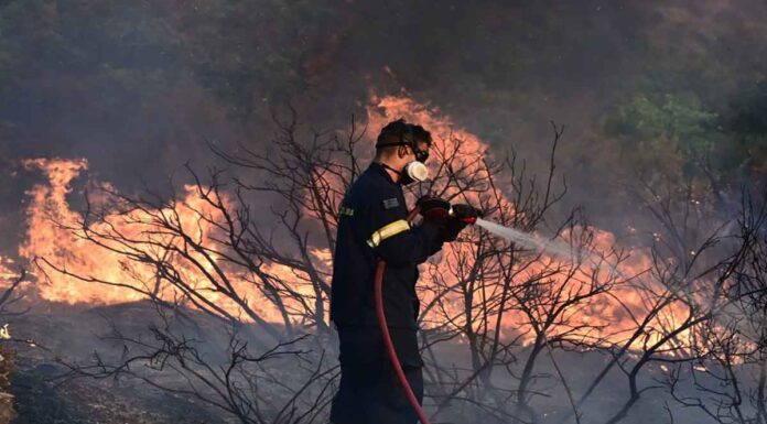Φωτιά στην Αττική: Ανεξέλεγκτο το πύρινο μέτωπο