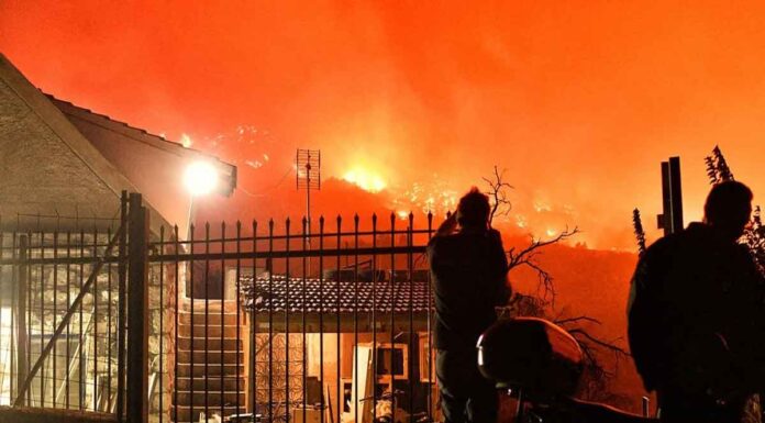 Τραγωδία στο Ξυλόκαστρο: Δύο νεκροί από τη φωτιά – Στα 30 χλμ. το πύρινο μέτωπο