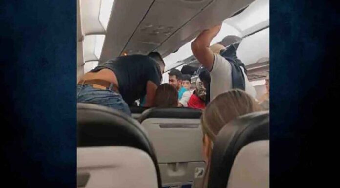 Tpόμος για τους επιβάτες αεροσκάφους που πέταξε μέσα σε τροπική καταιγίδα – Άρχισαν να… προσεύχονται