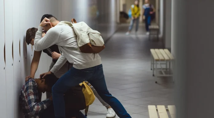 Ανησυχητικό φαινόμενο η βία των ανηλίκων – Τι πρέπει να γίνει για να αντιμετωπιστεί