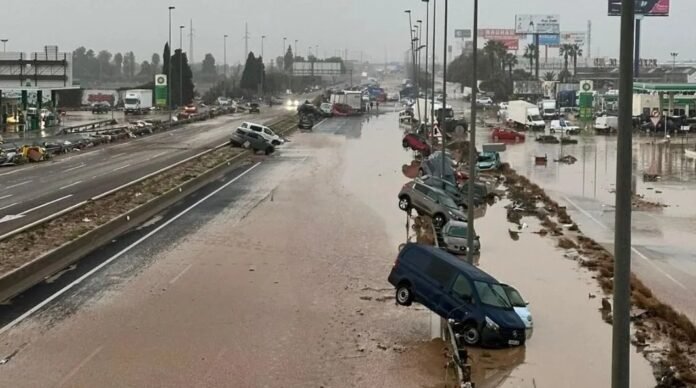 Ισπανία: Εικόνες αποκάλυψης σε Βαλένθια και Ανδαλουσία από τις πλημμύρες