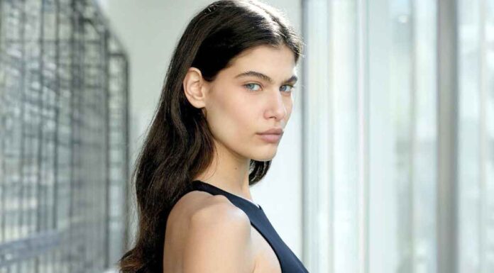 Έλαμψε στην πασαρέλα της Victoria’s Secret ο πρώτος «άγγελος» από την Ελλάδα – Αυτή είναι η καλλονή με ρίζες από την Κρήτη Η 21χρονη Ανθή Φακιδάρη έγινε η πρώτη Ελληνίδα που περπάτησε στην πασαρέλα της Victoria’s Secret