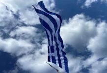 Ηράκλειο: Τεράστια ελληνική σημαία κυματίζει στον ουρανό του Κούλε (vid)