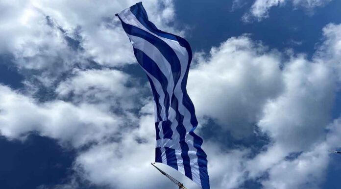 Ηράκλειο: Τεράστια ελληνική σημαία κυματίζει στον ουρανό του Κούλε (vid)