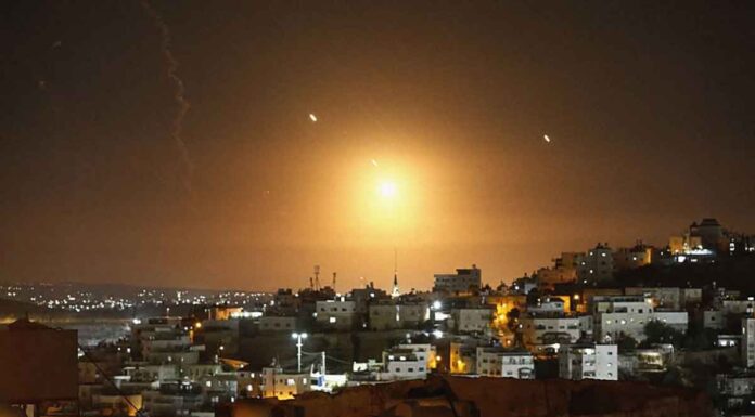 Μπαράζ επιθέσεων του Ισραήλ στην Τεχεράνη – Αντίποινα υπόσχεται το Ιράν