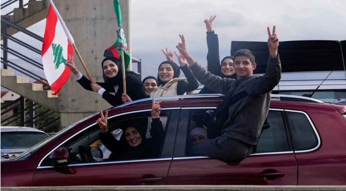 Ελπίδα στα συντρίμμια του Λιβάνου – Χιλιάδες εκτοπισμένοι επιστρέφουν στα σπίτια τους Εκτοπισμένοι Λιβανέζοι επιστρέφουν στα σπίτια τους (AP Photo/Hassan Ammar)