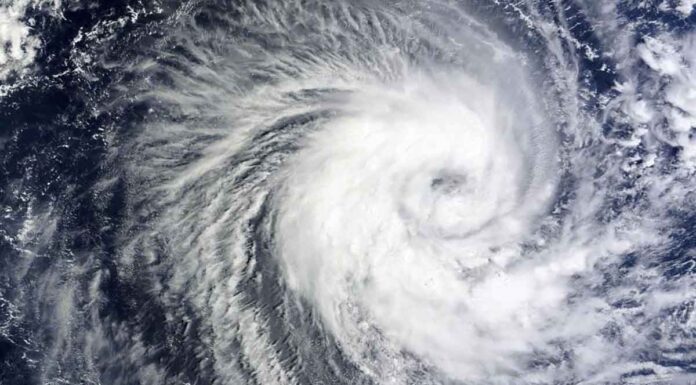 Ιρλανδία: Προ των πυλών η «κακοκαιρία του αιώνα» – Μετεωρολόγοι κάνουν λόγο για «βομβογένεση» Kαταιγίδα Éowyn