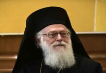 Πάνδημη συγκίνηση στο ύστατο χαίρε προς τον Αρχιεπίσκοπο Αναστάσιο Πλήθος κόσμου αποχαιρέτησε τον μακαριστό Αρχιεπίσκοπο