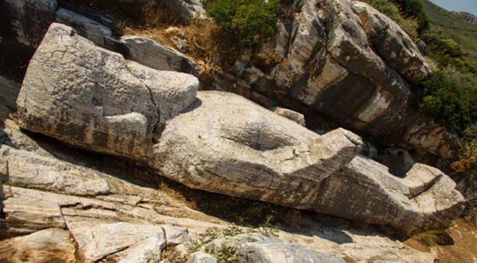 Ο Κούρος του Απόλλωνος. Ένα γιγαντιαίο αρχαίο άγαλμα βρίσκεται σε έναν λόφο στη Νάξο για αιώνες. Ένα γιγαντιαίο αρχαίο άγαλμα βρίσκεται σε έναν λόφο στο νησί της Νάξου για αιώνες. Ο Κούρος του Απόλλωνος