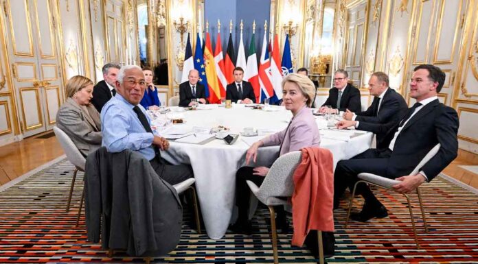 Σύνοδος Παρισιού: Ευρωπαίοι ηγέτες επιχειρούν να δείξουν αντανακλαστικά έναντι ΗΠΑ και Ρωσίας Σύνοδος Παρισιού: Ευρωπαίοι ηγέτες