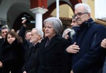 Λάρισα: Σε κλίμα οδύνης το τελευταίο αντίο στον Βασίλη Καλογήρου – Τα αναπάντητα ερωτήματα για τον θάνατό του