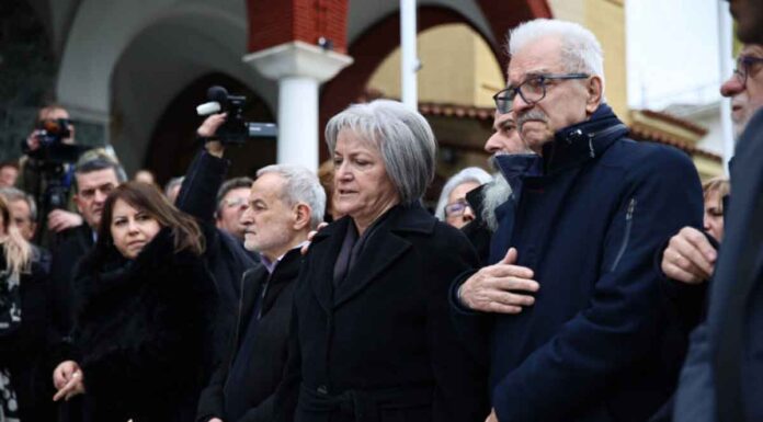 Λάρισα: Σε κλίμα οδύνης το τελευταίο αντίο στον Βασίλη Καλογήρου – Τα αναπάντητα ερωτήματα για τον θάνατό του