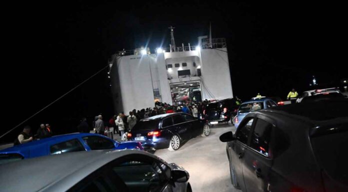 Σαντορίνη: «Μας ανησυχούν οι επαναλαμβανόμενοι σεισμοί» – 9.000 άτομα έχουν εγκαταλείψει το νησί