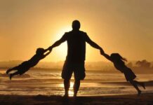 Αν θέλετε χαρούμενα παιδιά; Γίνετε το παράδειγμα της αγάπης!