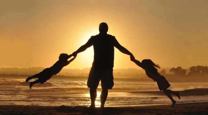 Αν θέλετε χαρούμενα παιδιά; Γίνετε το παράδειγμα της αγάπης!