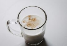 Το ρόφημα μετά το δείπνο που ξεφουσκώνει την κοιλιά και βελτιώνει τον ύπνο Το κεφίρ είναι πλούσιο σε προβιοτικά, τα οποία προάγουν την υγεία του εντέρου και το ανοσοποιητικό σύστημα.