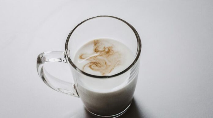 Το ρόφημα μετά το δείπνο που ξεφουσκώνει την κοιλιά και βελτιώνει τον ύπνο Το κεφίρ είναι πλούσιο σε προβιοτικά, τα οποία προάγουν την υγεία του εντέρου και το ανοσοποιητικό σύστημα.