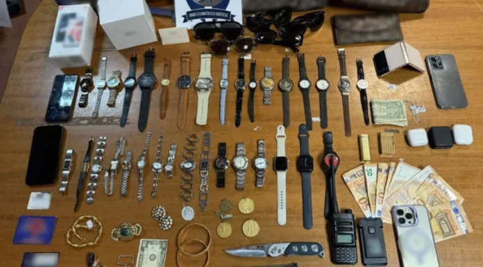 Χειροπέδες σε οικιακή βοηθό: Άρπαξε κοσμήματα αξίας 8.000 ευρώ – Συνελήφθη και ο σύζυγός της