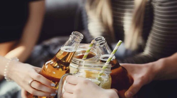 Ασπίδα προστασίας για τους ανηλίκους: Νέο νομοσχέδιο βάζει φρένο στην πρόσβαση σε αλκοόλ και καπνό