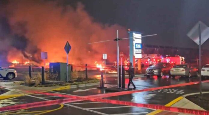 Ιδιωτικό αεροσκάφος με έξι επιβαίνοντες που εκτελούσε αεροδιακομιδή ασθενή, συνετρίβη κοντά στο εμπορικό κέντρο Roosevelt Mall της Φιλαδέλφειας των ΗΠΑ. Συντριβή ιδιωτικού αεροσκάφους πάνω σε σπίτια στην Φιλαδέλφεια των ΗΠΑ Συντριβή ιδιωτικού αεροσκάφους πάνω σε σπίτια στην Φιλαδέλφεια των ΗΠΑ