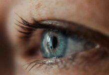 Το μυστικό μιας makeup artist για πυκνές βλεφαρίδες βρίσκεται στο ντουλάπι της κουζίνας σου