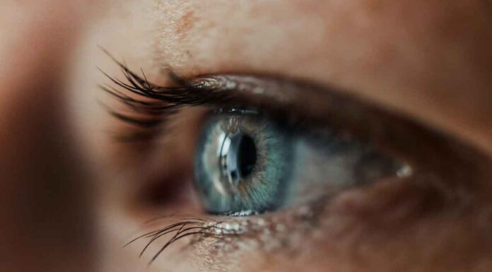 Το μυστικό μιας makeup artist για πυκνές βλεφαρίδες βρίσκεται στο ντουλάπι της κουζίνας σου