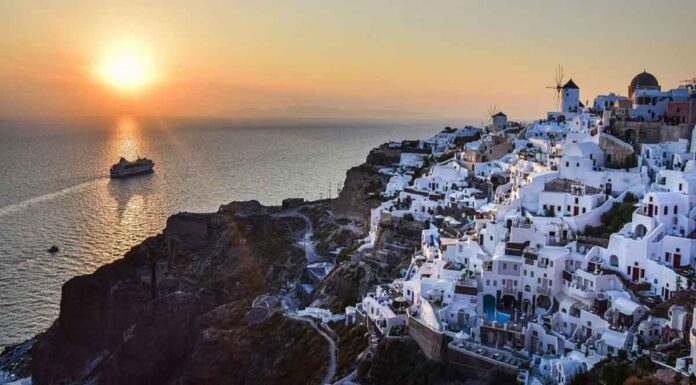 Σαντορίνη: Ισχυρές δονήσεις 4,4 και 4,3 Ρίχτερ τα ξημερώματα – Κάτοικοι κοιμήθηκαν έξω, γεμάτα τα πλοία και τα αεροπλάνα, κλειστά τα σχολεία (vid)