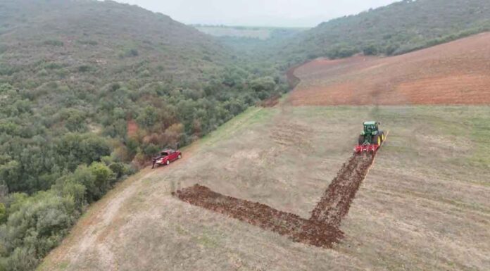 Ετσι φτιάχτηκε το μεγαλειώδες «ΔΕΝ ΕΧΩ ΟΞΥΓΟΝΟ» σε έκταση 100 στρεμμάτων (βίντεο) Τέμπη / Έτσι φτιάχτηκε το συγκλονιστικό «δεν έχω οξυγόνο» σε έκταση 100 στρεμμάτων