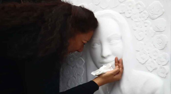 Κυριακή Γρίβα: Σε κλίμα συγκίνησης τα αποκαλυπτήρια του μνημείου της έξω από το ΑΤ Αγίων Αναργύρων