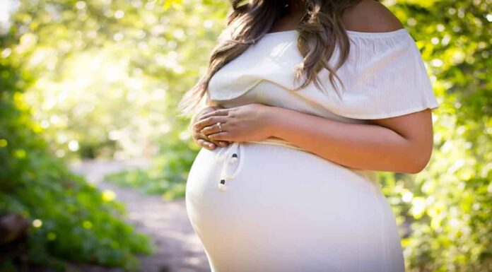 Υπουργείο Δικαιοσύνης: «Φρένο» στην παρένθετη μητρότητα για τα ομόφυλα ζευγάρια ανδρών