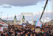 Ουγγαρία: Χιλιάδες πολίτες στους δρόμους ενάντια στην απαγόρευση του Pride Οι Ούγγροι συνεχίζουν τις διαμαρτυρίες ενάντια στην κίνηση του Orban να απαγορεύσει το Pride