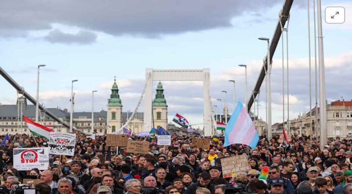 Ουγγαρία: Χιλιάδες πολίτες στους δρόμους ενάντια στην απαγόρευση του Pride Οι Ούγγροι συνεχίζουν τις διαμαρτυρίες ενάντια στην κίνηση του Orban να απαγορεύσει το Pride