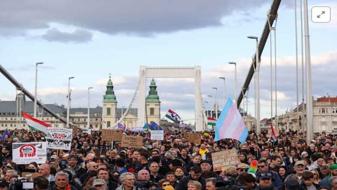 budapest Οι Ούγγροι συνεχίζουν τις διαμαρτυρίες ενάντια στην κίνηση του Orban να απαγορεύσει το Pride